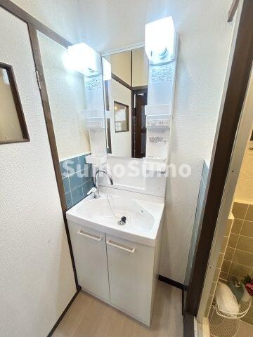 物件内観写真10　(明るい洗面所です)