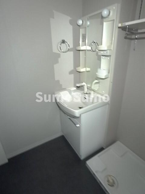 物件内観写真11　(使いやすい独立洗面台です)