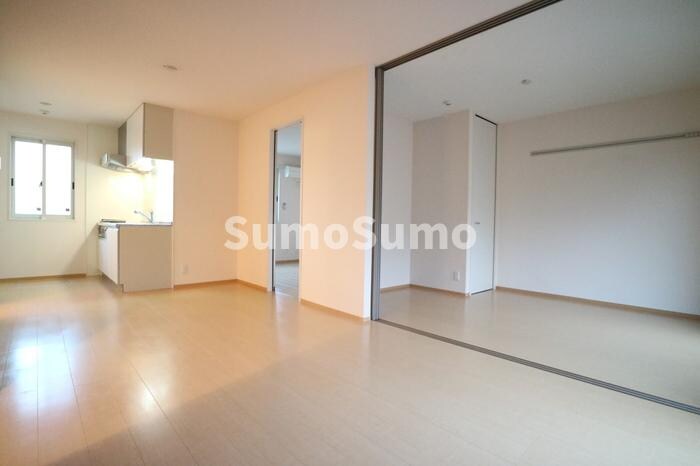 物件内観写真4　(こちらの居間で趣味の時間をお楽しみください)