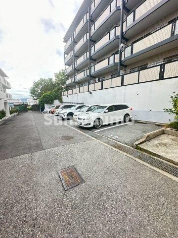 物件外観写真2　(車をお持ちの方に嬉しい駐車場付きの物件です)