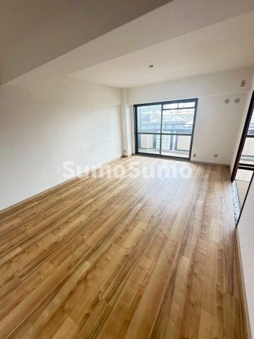 物件内観写真19　(落ち着いた色調の洋室です)