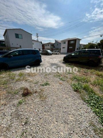 物件外観写真2　(車をお持ちの方に嬉しい駐車場付きの物件です)