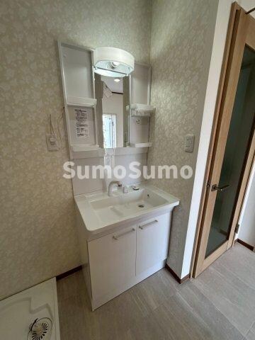 物件内観写真9　(ゆったりとスペースのある洗面所)