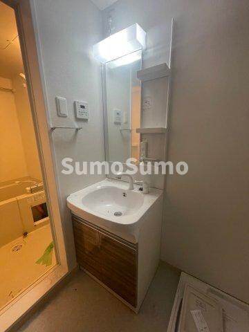 物件内観写真9　(明るい洗面所です)