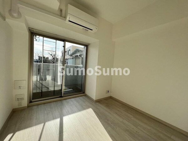 居室(こちらの居間で趣味の時間をお楽しみください)