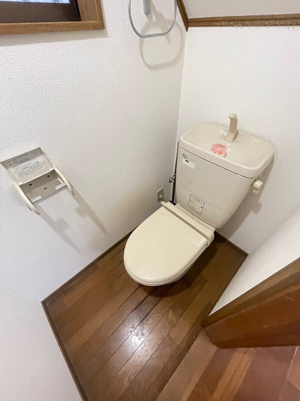 トイレ(落ち着いた色調のトイレです)