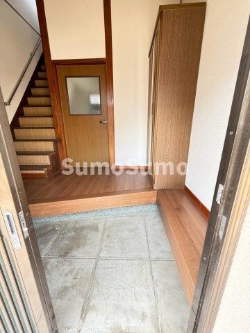 物件内観写真5　(落ち着いた玄関です)