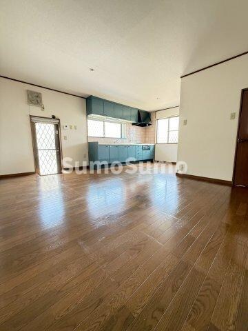 物件内観写真6　(こちらのリビングで趣味の時間をお楽しみください)