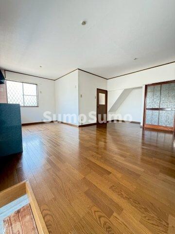 物件内観写真7　(おしゃれな居間です)