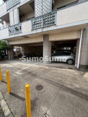 物件外観写真3　(車をお持ちの方に嬉しい駐車場付きの物件です)