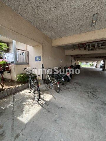 物件外観写真4　(車をお持ちの方に嬉しい駐車場付きの物件です)