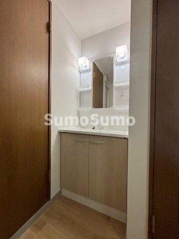 物件内観写真11　(明るい洗面所です)