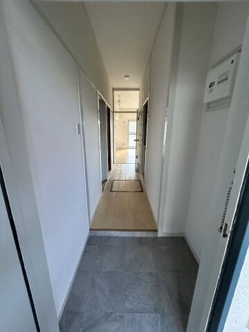 物件内観写真2　(収納もある玄関です)