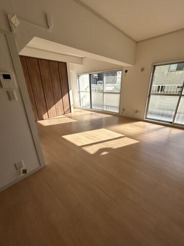 物件内観写真5　(おしゃれな居間です)