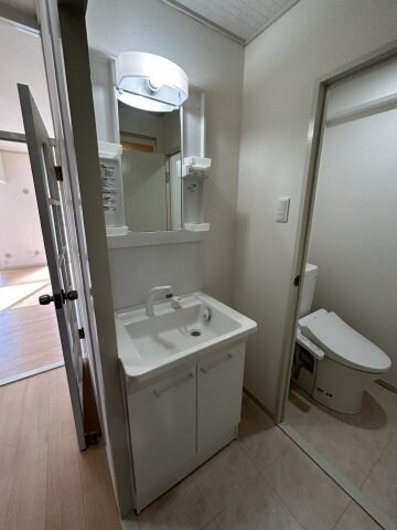 物件内観写真12　(使いやすい独立洗面台です)