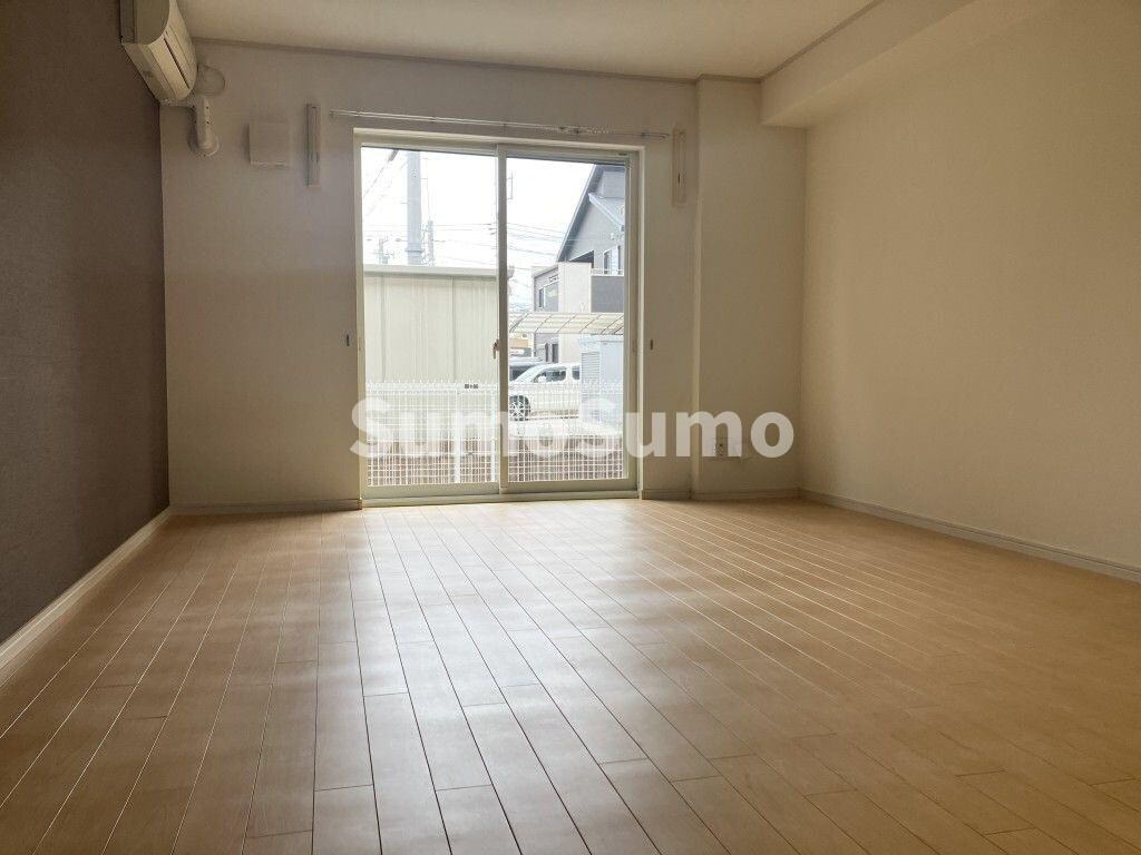 物件内観写真5　(ゆったりとした居間です)