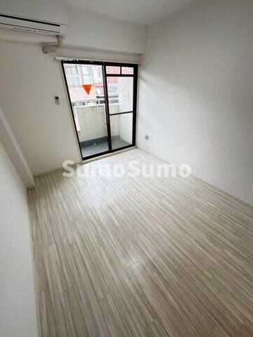 物件内観写真3　(こちらのリビングで趣味の時間をお楽しみください)