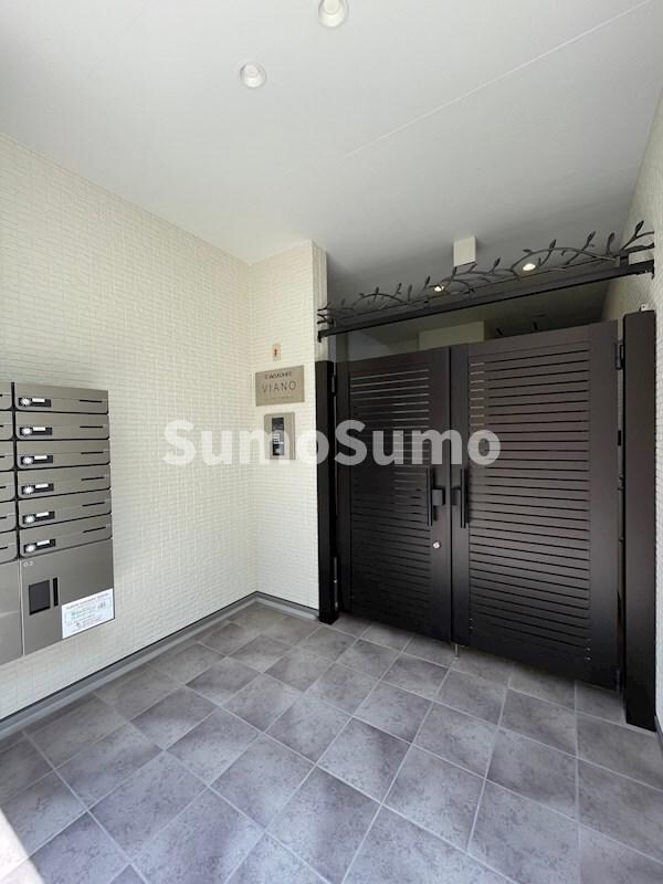 物件外観写真2　(ゆとりのあるエントランスです)