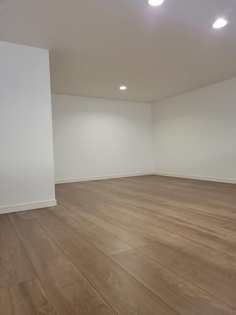 物件内観写真7　(広くて明るい寝室)