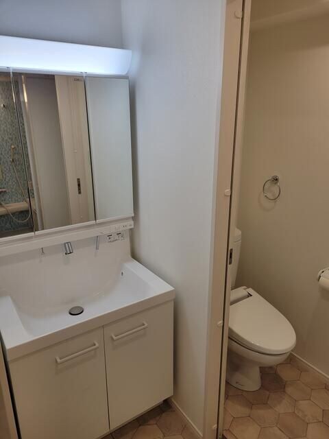 物件内観写真9　(明るい洗面所です)