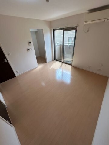 物件内観写真3　(おしゃれな居間です)