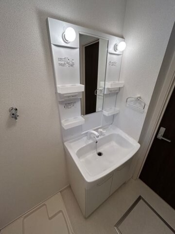 物件内観写真10　(ゆったりとスペースのある洗面所)