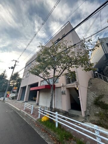 物件外観写真2　(外観は落ち着いています)