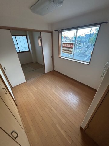 物件内観写真5　(ゆったりとした居間です)