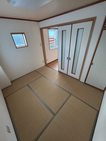 物件内観写真7　(開放的な寝室です)