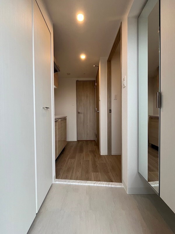 物件内観写真4　(明るい玄関です)