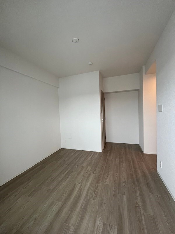 物件内観写真7　(開放的な寝室です)