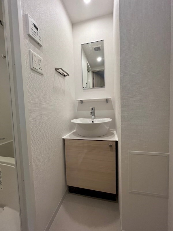 物件内観写真11　(使いやすい独立洗面台です)