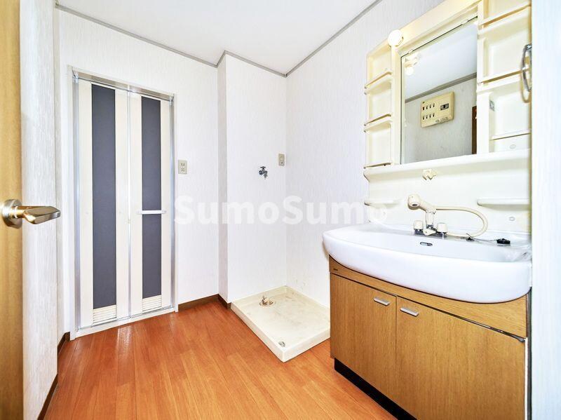 物件内観写真15　(ゆったりとスペースのある洗面所)