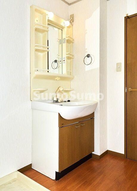 物件内観写真16　(ゆったりとスペースのある洗面所)