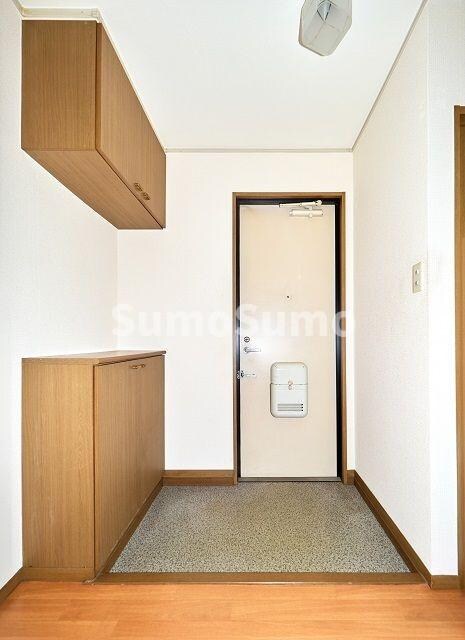 物件内観写真18　(収納もある玄関です)