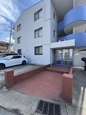 物件外観写真2　(ゆとりのあるエントランスです)