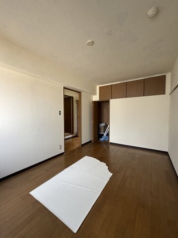 物件内観写真9　(落ち着いた色調の寝室です)