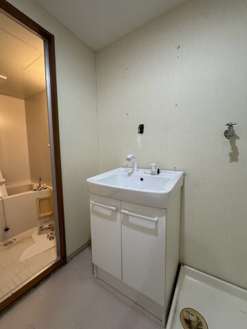 物件内観写真15　(明るい洗面所です)