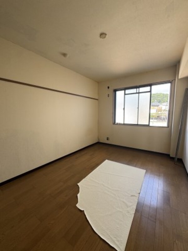 寝室(落ち着いた色調の寝室です)