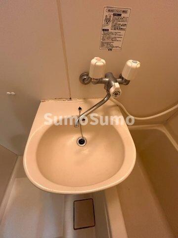 物件内観写真9　(ゆったりとスペースのある洗面所)