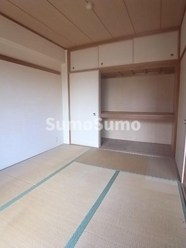 寝室(落ち着いた色調の寝室です)