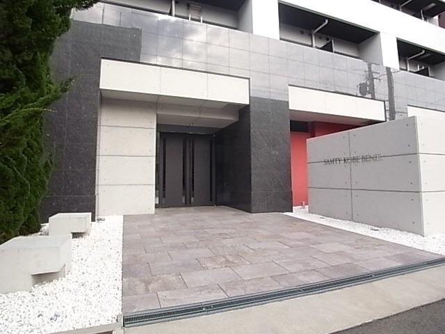 物件外観写真2　(落ち着いたエントランスです)