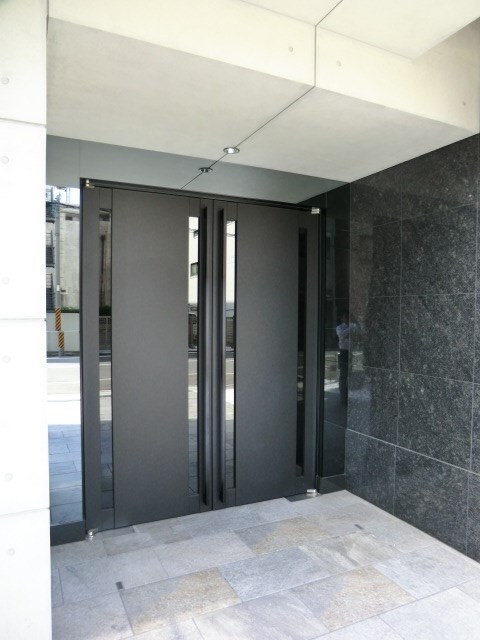 物件外観写真5　(ゆとりのあるエントランスです)