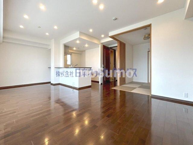 物件内観写真12　(ゆったりとしたリビングです)