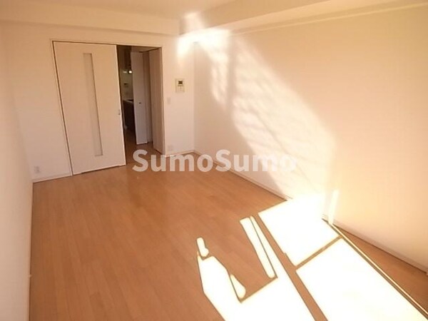 寝室(落ち着いて過ごせるお部屋なので、寝室にいかがでしょうか)