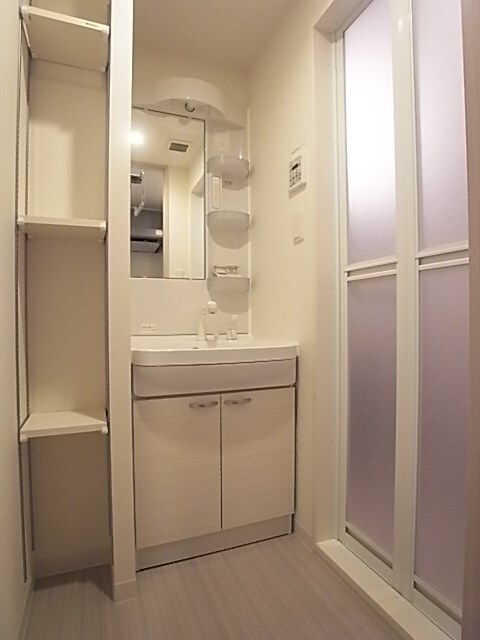 物件内観写真29　(朝の身支度には欠かせない独立洗面化粧台)