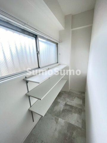 物件内観写真3　(収納豊富です)