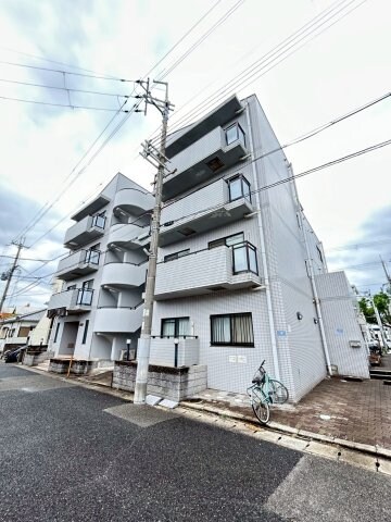 物件外観写真1　(落ち着いた雰囲気の外観です)