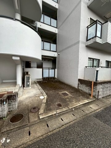 物件外観写真3　(駐車場があるので、車を買う予定の方も安心です)