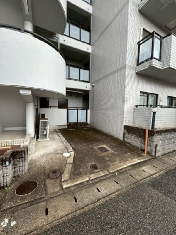 駐車場(駐車場があるので、車を買う予定の方も安心です)